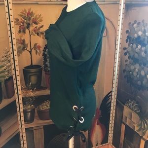 💥SOFT HUNTER GRN TOP W/ EYE-CATCHING POP💥NWT💥